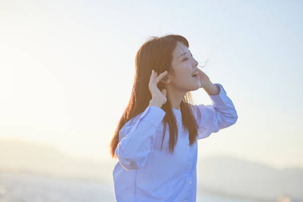 音楽を聴きながら踊る若い日本人女性 - 歌う ストックフォトと画像