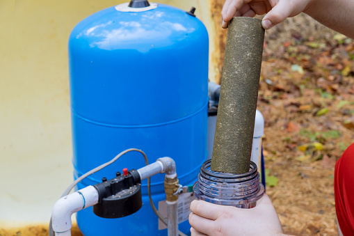 A professional company carries out maintenance on the water system around the home, replacing replaceable filters to keep the water clean.