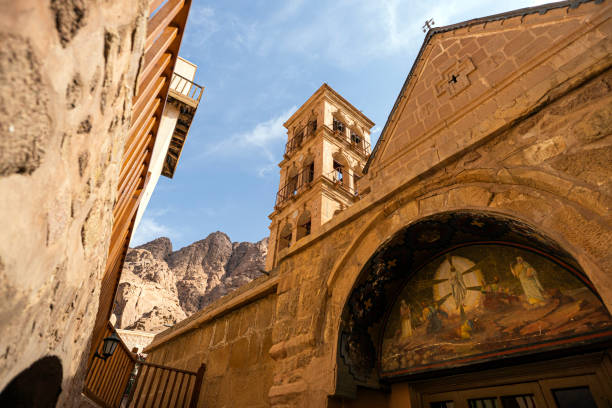 the 6th century, unesco-listed st catherine's monastery at the foot of mt sinai in egypt's sinai peninsula. one of oldest still-functioning christian monasteries in the world. - sinai peninsula imagens e fotografias de stock