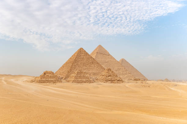 complejo arqueológico de las grandes pirámides egipcias se encuentra en la meseta de giza. pirámides de chephren khafra y cheops khufu y mikerina menkaura. el cairo, egipto. - pyramid of chephren fotografías e imágenes de stock