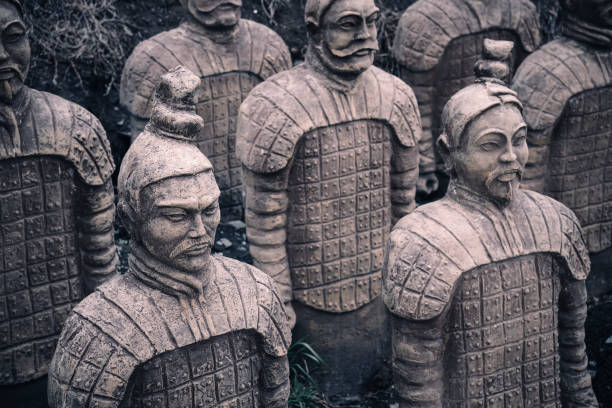 guerreros fósiles del ejército de terracota. excavaciones arqueológicas antiguas. - empire fotografías e imágenes de stock