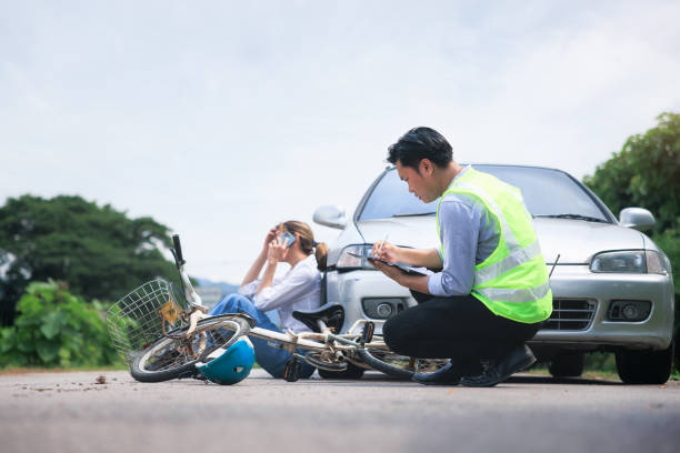 unfall mit konzept für fahrzeugunfall, versicherungsfall, notfall und sicherheit. - car insurance insurance agent damaged stock-fotos und bilder