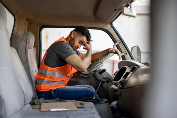 추가 근무 후 두통을 앓고있는 피곤한 트럭 운전사 - 피곤한 뉴스 사진 이미지