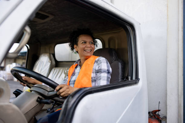 운전 중 웃고 있는 행복한 여성 트럭 운전사 - truck driver truck driver driving 뉴스 사진 이미지