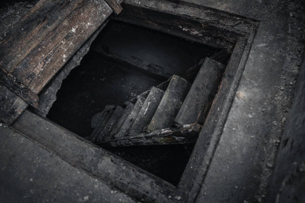 暗い避難所への降下 - cellar ストックフォトと画像