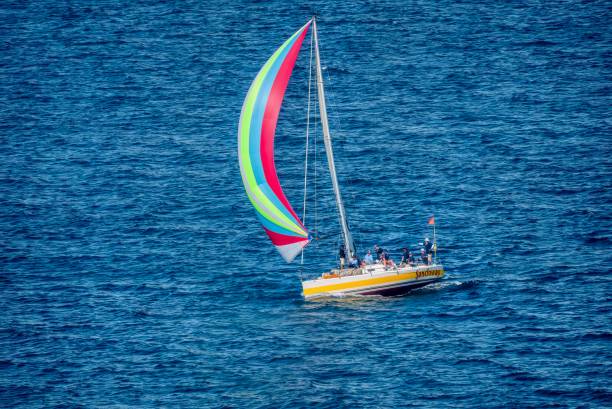 vista drone di uno yacht che naviga con uno spinnaker colorato. - puerto galera foto e immagini stock