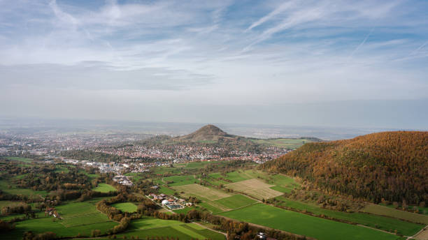 monte achalm panorama swabian alb no outono baden württemberg alemanha - montanhas suábias - fotografias e filmes do acervo