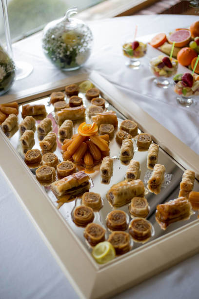 toma vertical de una bandeja de deliciosos dulces en la boda - gourmet wedding food baklava fotografías e imágenes de stock