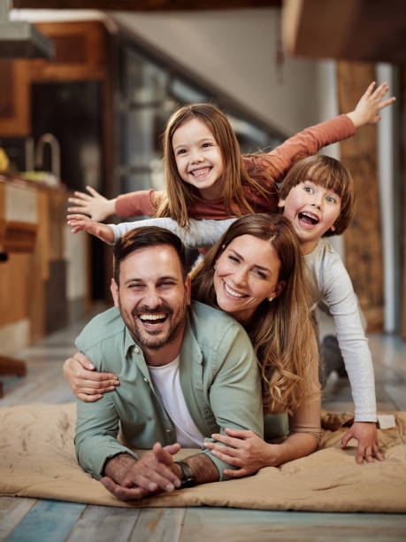 집에서 바닥에서 즐거운 시간을 보내는 젊은 행복한 가족. - floor two parent family couple home interior 뉴스 사진 이미지