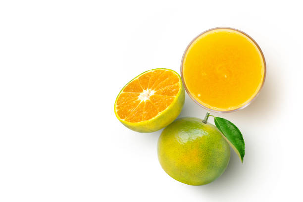 suco de laranja com fruta de laranja tangerina fresca - isolated on white orange juice ripe leaf - fotografias e filmes do acervo