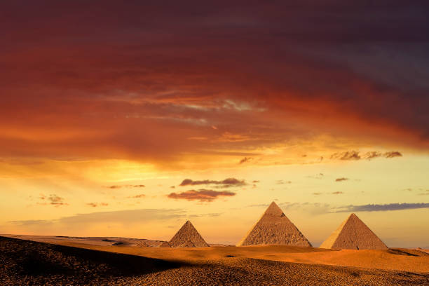 sonnenuntergang bei den pyramiden, gizeh, ägypten - khafre stock-fotos und bilder