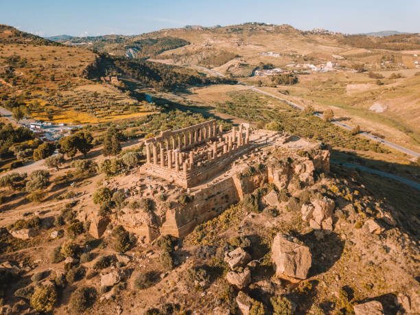 vista aerea del famoso tempio della concordia nella valle dei templi in sicilia - valle dei templi foto e immagini stock