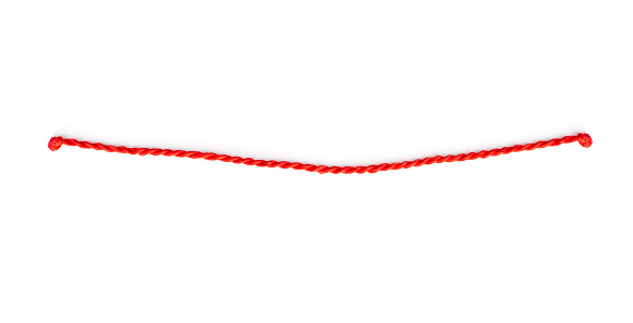 Cuerda roja delgada o cuerda con nudos aislados sobre blanco photo