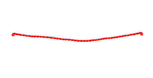 sottile corda rossa o corda con nodi isolati su bianco - wool thread red string foto e immagini stock