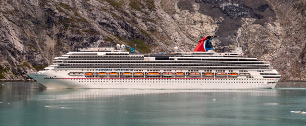piękne panoramiczne ujęcie statku wycieczkowego carnival splendor pływającego po jednym z fiordów alaski - alaska cruise iceberg water zdjęcia i obrazy z banku zdjęć