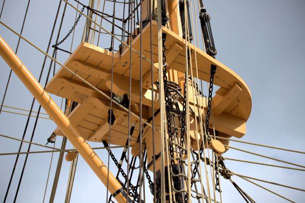 gros plan des mâts jaunes du hms gannet boat aux quais historiques de chatham - gannet photos et images de collection