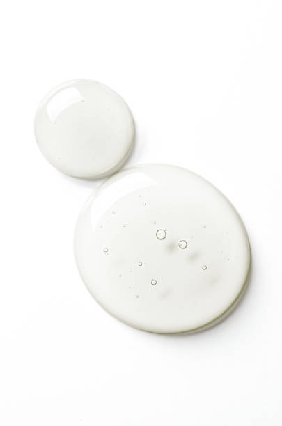 gotas de gel hidratante ou soro em um fundo branco. produto cosmético para cuidados com a pele - lip balm fotos - fotografias e filmes do acervo