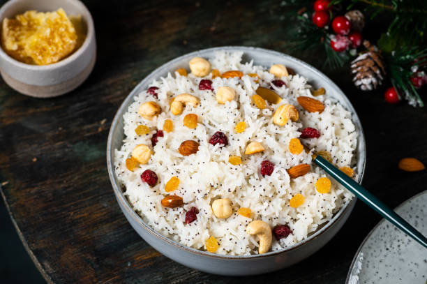 кутия – это церемониальное зерновое блюдо рождественской сладости. отварная рисовая каша. традиционное славянское праздничное ритуально� - oatmeal porridge oat raisin стоковые фото и изображения