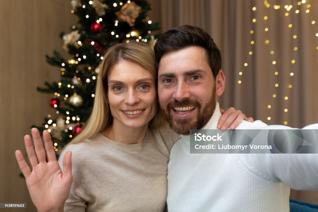 Foto de Casal Cônjuges Parabenizam Feliz Ano Novo Feliz Natal Por Chamada De Vídeo Online Remotamente Sentado Em Casa No Sofá Olhando Para A Câmera Do Smartphone Transmissão Ao Vivo Saudação Visualização Foto de Casal Cônjuges Parabenizam Feliz Ano Novo Feliz Natal Por Chamada De Vídeo Online Remotamente Sentado Em Casa No Sofá Olhando Para A Câmera Do Smartphone Transmissão Ao Vivo Saudação Visualização