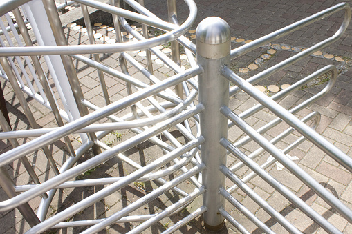 The space between the stainless steel rotating bars is also narrow, making it difficult to climb over or pass through.