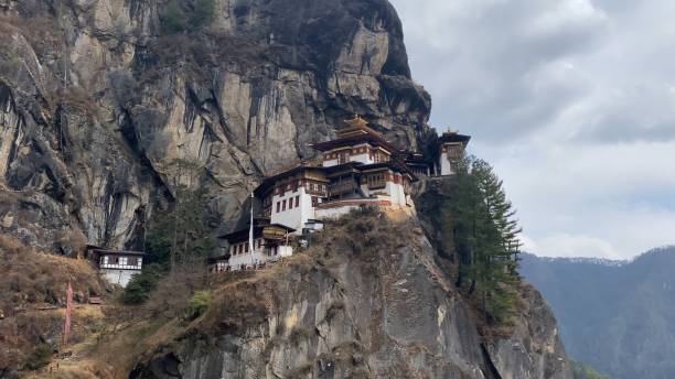 tigernest in bhutan - bodhisatva stock-fotos und bilder