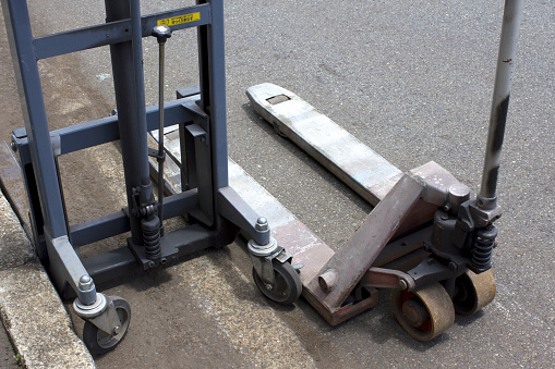 A hand lift is a cargo handling equipment for manually moving cargo loaded on pallets. Since handlifts move pallets manually, they can move pallets finely and do not require operating qualifications (skill training or special education) like forklifts, so they are used in many logistics sites.