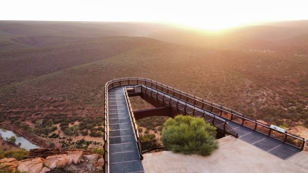 pont kalbarri skywalk en australie-occidentale au lever du soleil - passerelle pont photos et images de collection