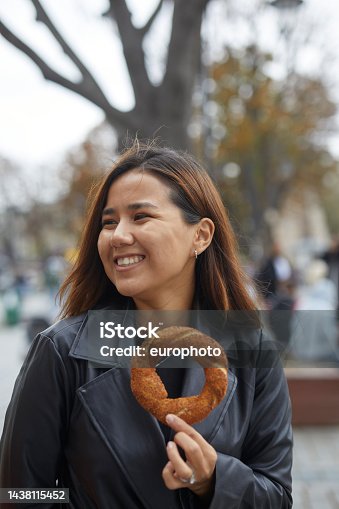 istock happy tourist with simit at sultan ahmet area, istanbul 1438115452