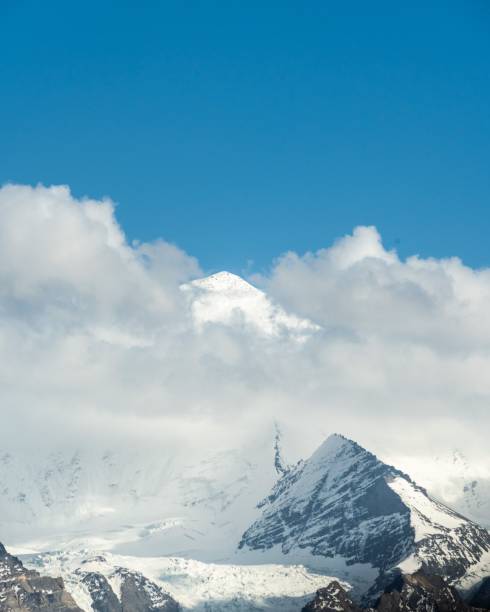 bellissimo paesaggio delle montagne innevate nelle nuvole in ladakh, zanskar - kargil foto e immagini stock