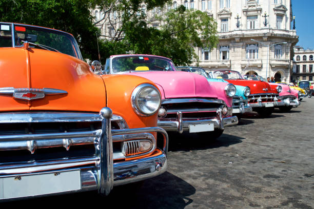 キューバ、ハバナのカラフルなヴィンテージカー - cuba car chevrolet havana ストックフ�ォトと画像