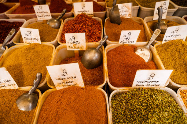 varietà di spezie sul mercato di jaffa - spice market israel israeli culture foto e immagini stock