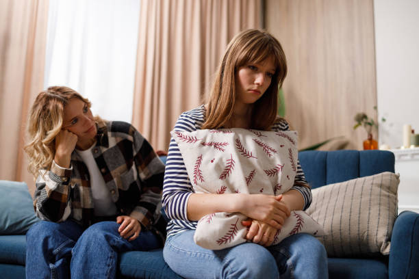 la joven ofendida con almohada le dio la espalda a su madre después de una discusión. no me ignores, hija - assistance help me distraught fotografías e imágenes de stock