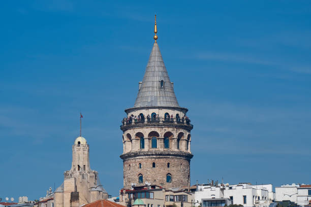 デイハーバーサイドエミノニュのガラタ塔。イスタンブール市の一部の街並み。 - mosque europe part of day ストックフォトと画像