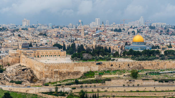 beautiful view of jerusalem from the mount of olives - mountain temple imagens e fotografias de stock