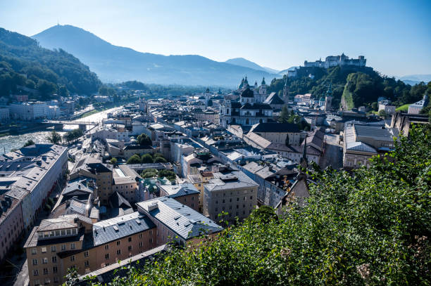 panorama stadt salzburg altstadt mit festung - kollegienkirche stock-fotos und bilder