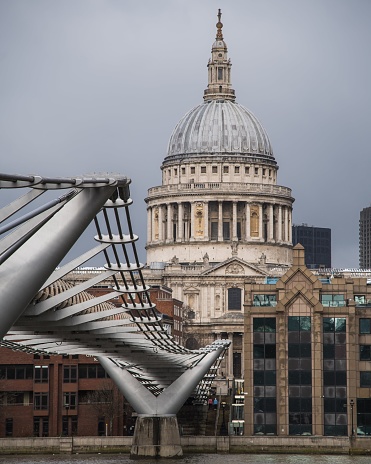 The vertical view of St. Paul's Cathedral before the gray skyline