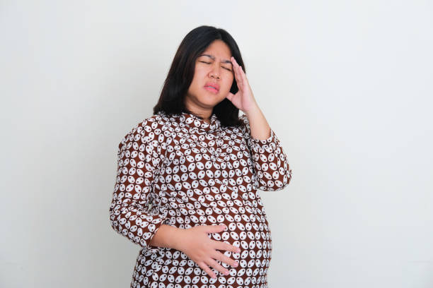 pregnant asian women suffering headache - pusing imagens e fotografias de stock