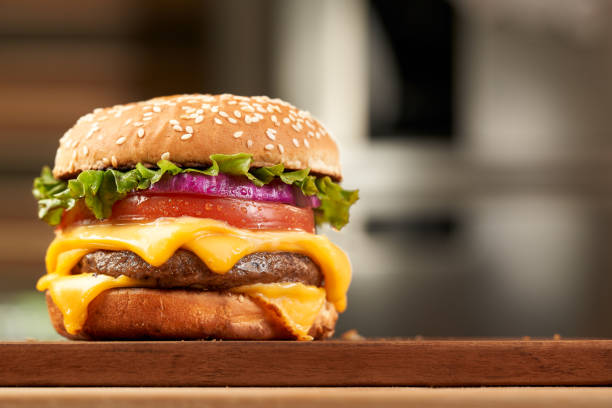 duplo queijo hambúrguer de carne com fundo de cozinha - cheesburguer - fotografias e filmes do acervo