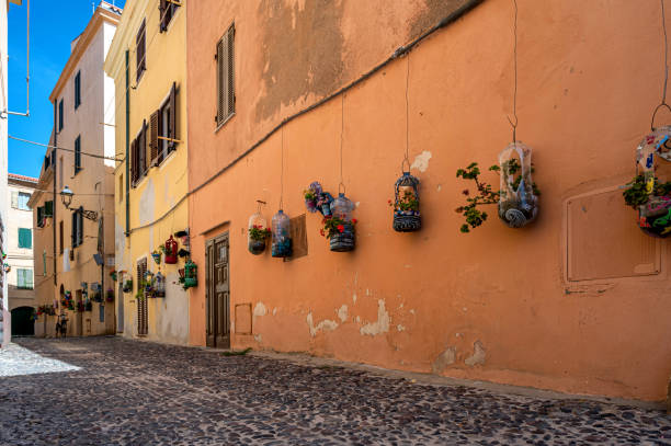 サルデーニャのアルゲーロ旧市街の狭い路地にある装飾��されたファサード - alghero ストックフォトと画像