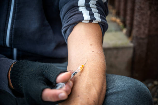 intravenous use of heroin in a homeless person - shooting up imagens e fotografias de stock