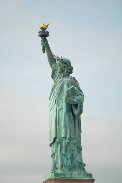 自由の女神を横から見る - crown liberty statue ストックフォトと画像