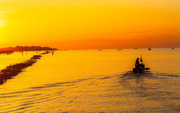 paisaje marítimo matutino y pequeños barcos de pesca, mañana en ban sam chong tai, un pequeño pueblo pesquero musulmán ubicado en la tierra de la bahía de phang nga. tailandia - retro fish day sunset sunlight fotografías e imágenes de stock