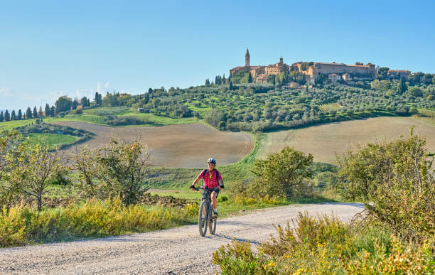 elektryczny rower górski oam riduíng w toskanii, włochy - pienza tuscany italy landscape zdjęcia i obrazy z banku zdjęć