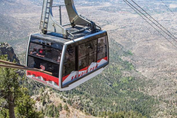 vue aérienne du sandia peak tramway à albuquerque, nouveau-mexique, en plein soleil - aerial view albuquerque new mexico usa photos et images de collection