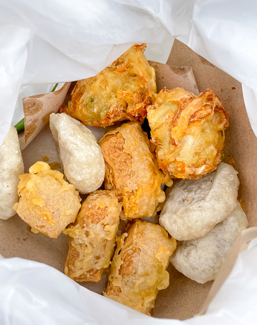 Fried foods are parts of meat, seafood, fruit, vegetables or other ingredients that have been coated with flour or breadcrumbs, or only part of the dough without additional ingredients that are fried.
