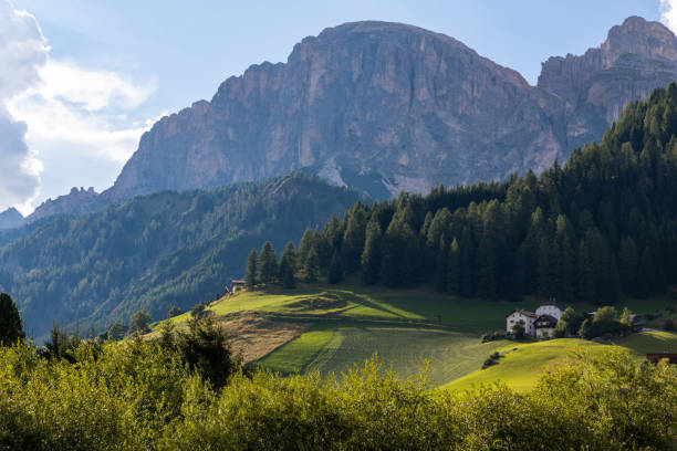 corvara en badia, italia, en las montañas dolomitas - corvara fotografías e imágenes de stock