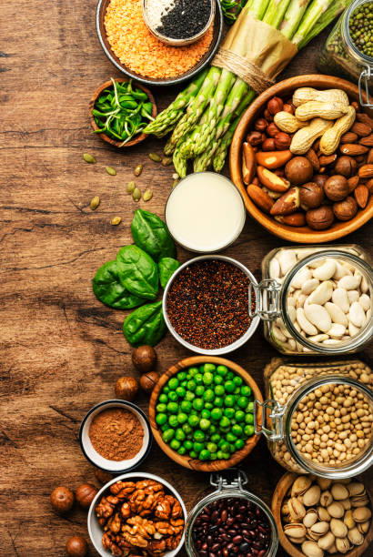 Vegan protein. Full set of plant based vegetarian food sources. Healthy eating, diet ingredients: legumes, beans, lentils, nuts, soy and almond milk, tofu, quinoa, chia, vegetables, spinach, seeds and sprouts. Top view proteína vegana. conjunto completo de fuentes de alimentos vegetarianos a base de plantas. alimentación saludable, ingredientes dietéticos: legumbres, frijoles, lentejas, nueces, leche de soja y almendras, tofu, champiñones, quinoa, chía, verduras, es