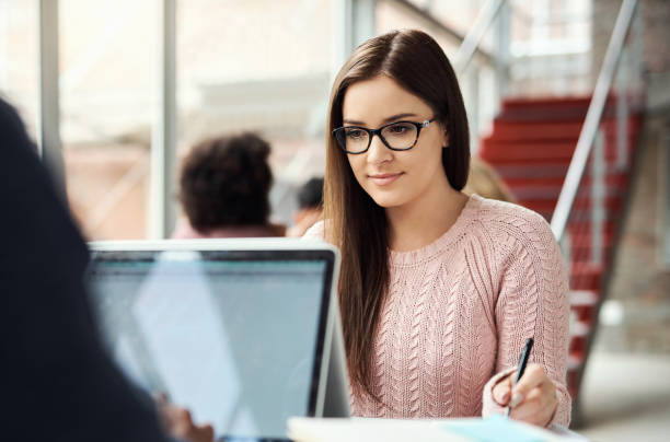 estudiante universitaria, mujer y estudiante en la computadora portátil del campus, prueba de investigación y educación del cuaderno, libros de exámenes y proyecto de curso. joven nerd, estudiante universitario y conocimiento para aprender tecnología  - nerd student female exam fotografías e imágenes de stock