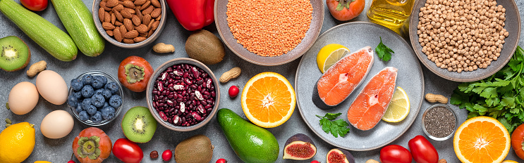 Selección de alimentos orgánicos saludables. Dieta pescetariana. Vista superior, banner. Dieta equilibrada: salmón, frutas y verduras. photo