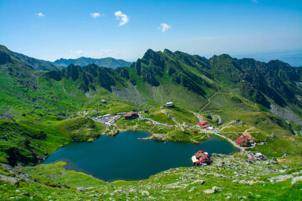 озеро балеа в горах фагарас, вид сверху - alpin стоковые фото и изображения